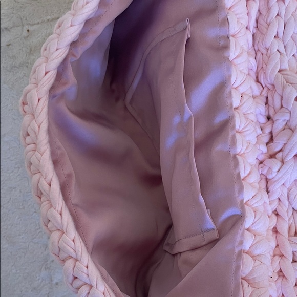 🌸🩰Baby Pink Woven Crossbody - Picture 10 of 11